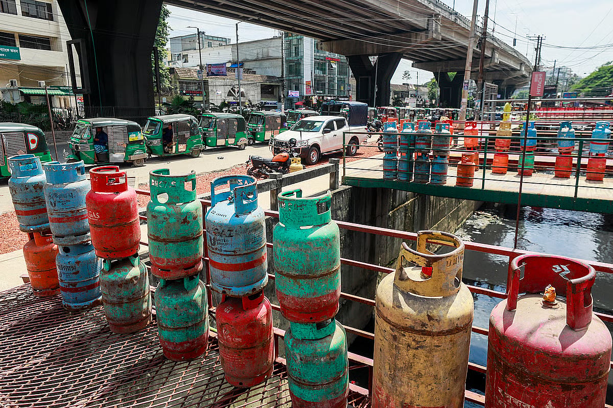 Demand for LPG cylinders has increased as an alternative amid the CNG shortage.