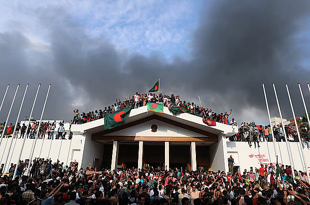Thousands of people inside and outside the Prime Minister's Office on 5 August 2024.