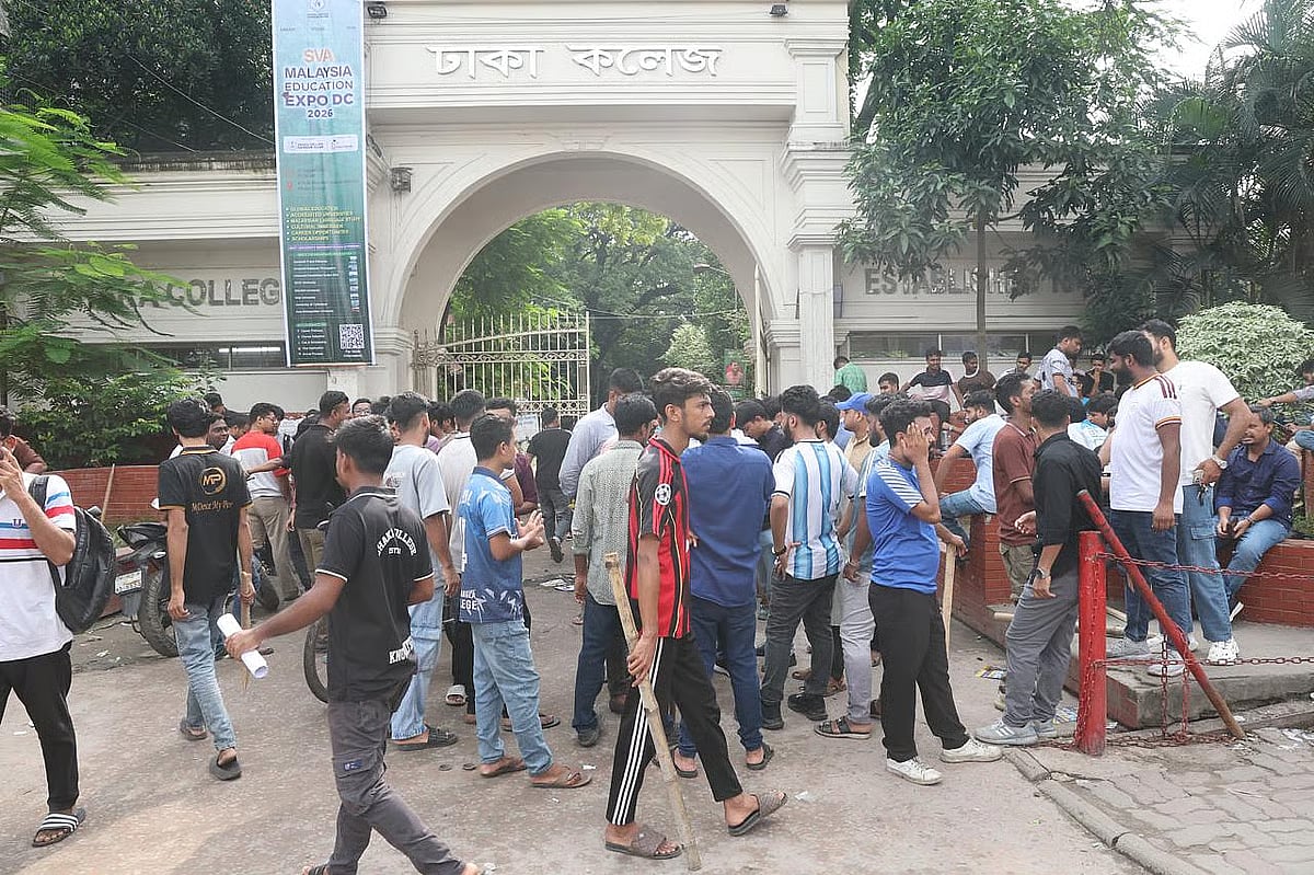 Chhatra Dal and Chhatra Shibir clash at Dhaka College, several injured