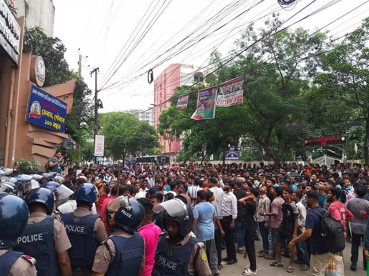 Leaders and activists of the Dhaka South units of the BNP, Jubo Dal, and Chhatra Dal entered the hospital at around 4:45 pm and attacked injured Shibir and Chhatra Shakti activists.