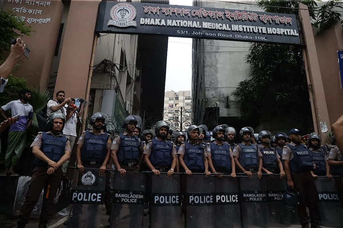 Police personnel were deployed in front of Dhaka National Medical Institute Hospital after Chhatra Dal, Chhatra Shibir men clash  