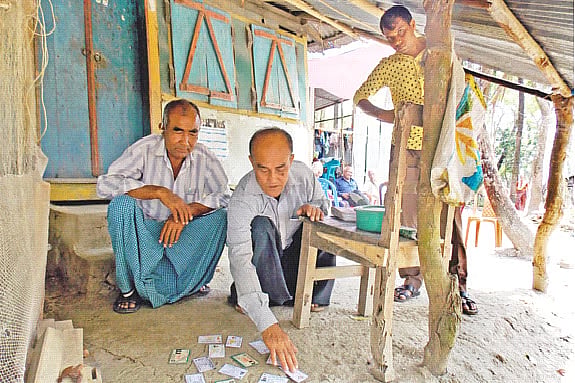 Chingdamo Rakhine shows the national identity cards of Chhayanipara residents (2017).