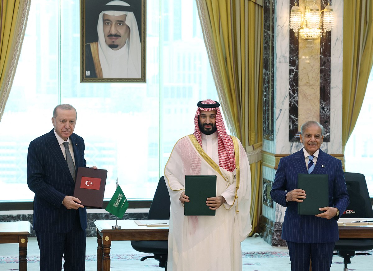 Turkish President Tayyip Erdogan, Saudi Crown Prince Mohammed bin Salman and Pakistan's Prime Minister Shehbaz Sharif pose after signing a joint defense agreement in Mecca, Saudi Arabia, 7 August 2026.