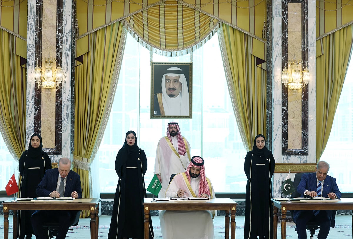 Turkish President Tayyip Erdogan, Saudi Crown Prince Mohammed bin Salman and Pakistan's Prime Minister Shehbaz Sharif sign a joint defense agreement in Mecca, Saudi Arabia, 7 August 2026.