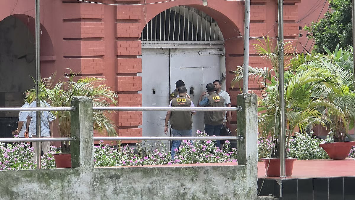 DB police waited to enter Rangpur Central Jail to collect dope-test samples from quadruple murder suspects Siddhartha Das and Mugdha Das yesterday, Sunday, at 1:30pm