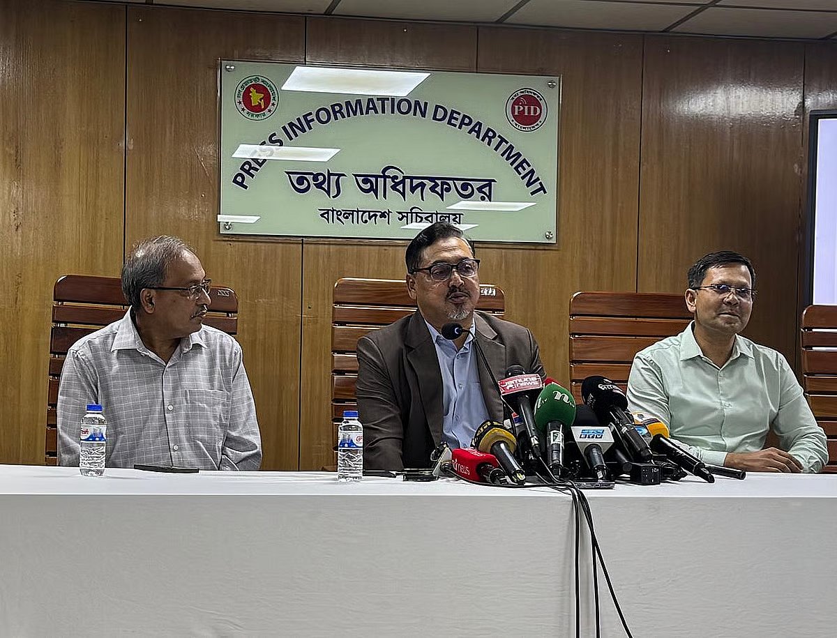 Cabinet Secretary Nasimul Ghani presents details of the new pay structure at a press conference at the Press Information Department on Monday afternoon. 