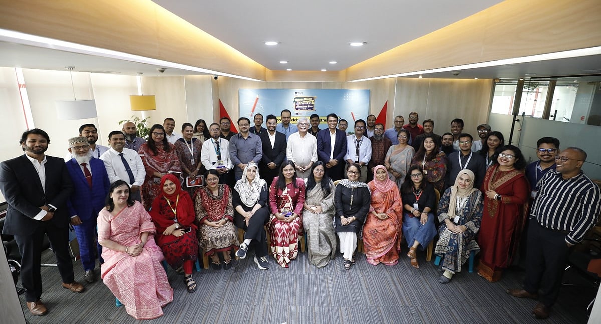 Representatives of participating schools at the "English medium school admission fair 2026" with representatives from Prothom Alo, British Council and sponsoring organisations at Prothom Alo Office, Karwan Bazar, Dhaka on 31 August 2026