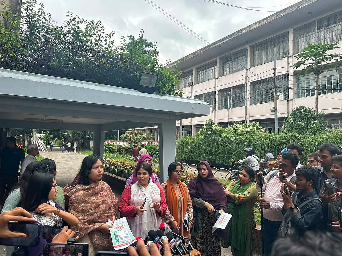 Students from the ‘Dhaka University Women Students’ platform submitted a memorandum to the vice-chancellor on 27 July 2026 with several demands, including extending the time for entering the residential halls.