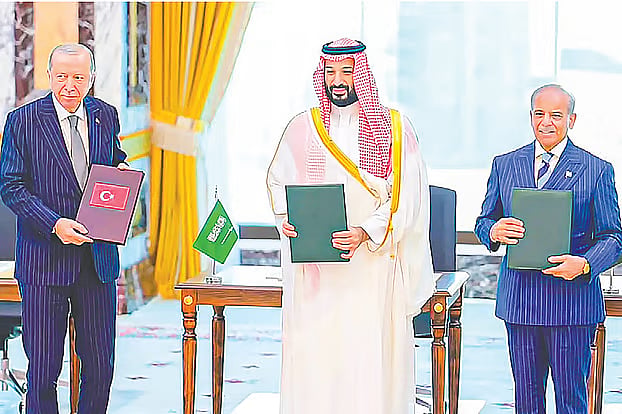 Saudi Crown Prince Mohammed bin Salman (centre), Turkish President Recep Tayyip Erdogan (left) and Pakistani Prime Minister Shehbaz Sharif after signing the ‘Mecca Joint Defence Agreement’.