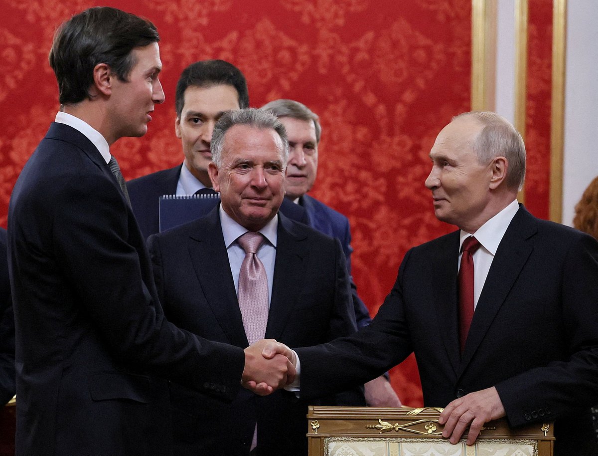 Russian President Vladimir Putin shakes hands with Jared Kushner, US President Donald Trump's son-in-law, as US Special Envoy Steve Witkoff stands nearby during a meeting at the Kremlin in Moscow, Russia, 5 September, 2026.