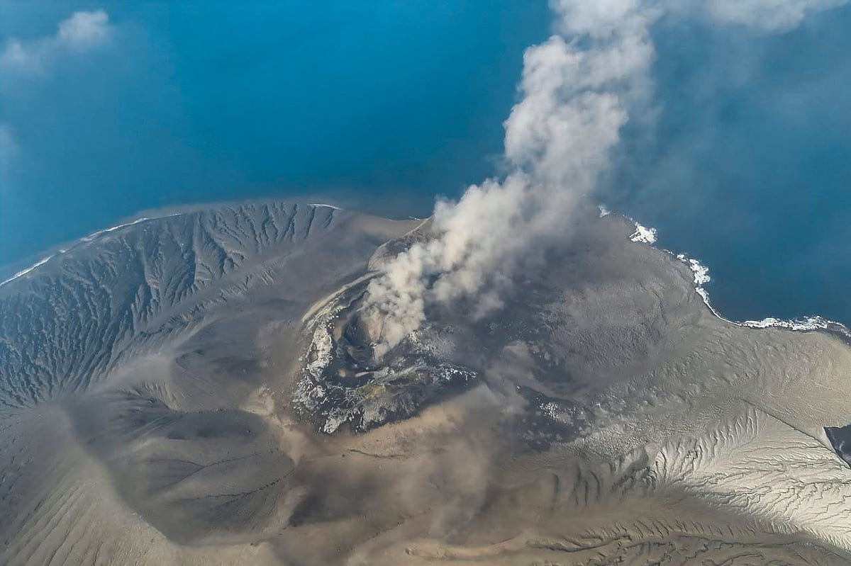 TOPSHOT - This handout aerial picture taken on September 6, 2026 and released on September 7, 2026 by the Indonesia's Center for Volcanology and Geological Hazard Mitigation shows the Mount Krakatau (Krakatoa) in the Sunda Strait, in South Lampung, Lampung province, spewing smoke and volcanic ash during an eruption. (Photo by Handout / Indonesia's Center for Volcanology and Geological Hazard Mitigation / AFP) / RESTRICTED TO EDITORIAL USE - MANDATORY CREDIT "AFP PHOTO / Indonesia's Center for Volcanology and Geological Hazard Mitigation" - HANDOUT - NO MARKETING NO ADVERTISING CAMPAIGNS - DISTRIBUTED AS A SERVICE TO CLIENTS