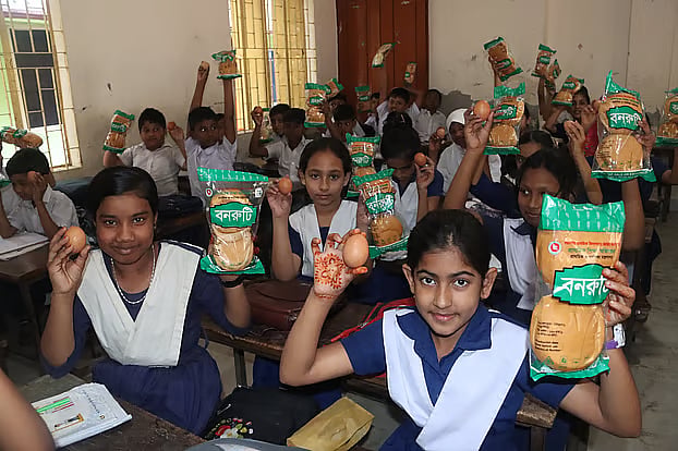 Under the school feeding programme, children receive buns, eggs and bananas five days a week. Students are delighted to receive the egg, bun and banana. Riajuddin Government Primary School, Paschim Khabaspur, Faridpur,  30 March.
