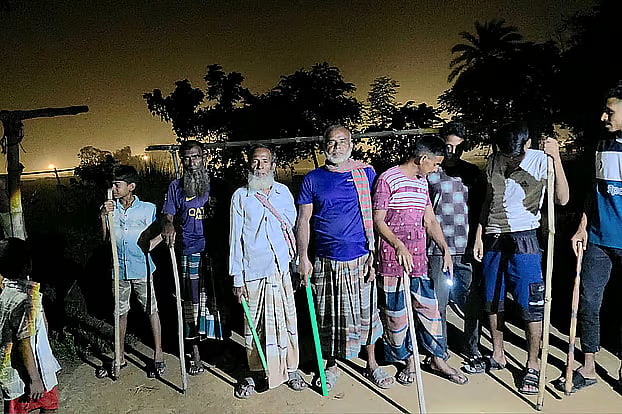 At the Daudpur border in Birampur upazila of Dinajpur, the BSF attempted to push 60-70 people into Bangladesh. Several local residents guarded the area with sticks to prevent the attempt. The photo was taken on 6 September 2026 night.
