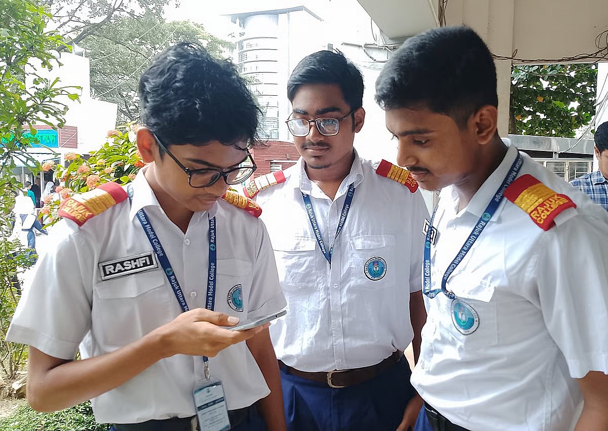 Students check their SSC results