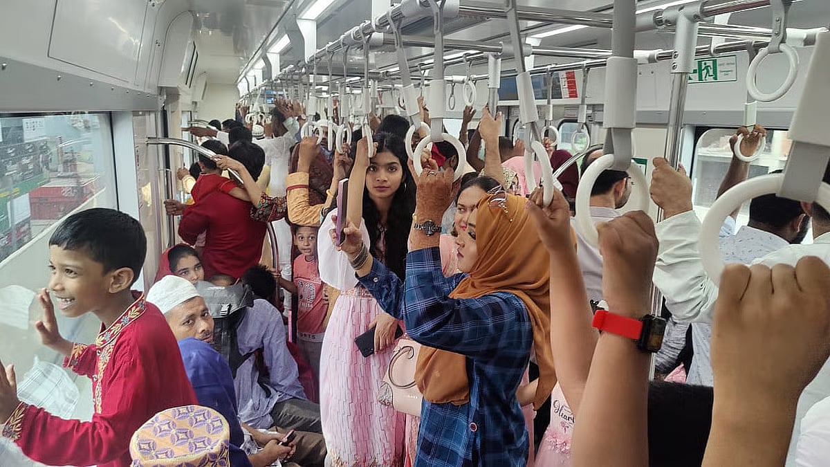 Crowd of passengers on metro rail.