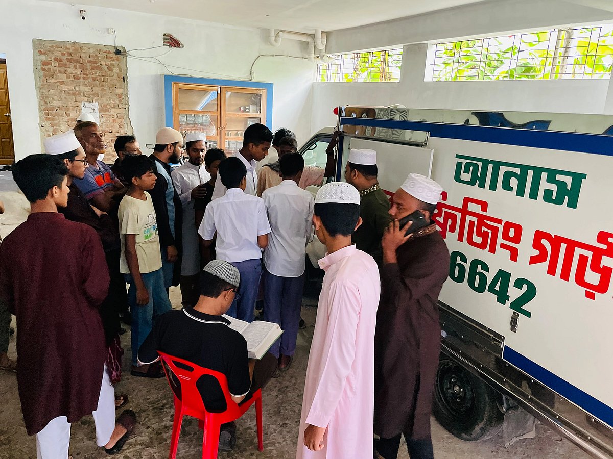 Relatives and friends of Apratim standing next to the vehicle carrying his body. This Sunday around 9:00 am in the Gandhamati area of Kotbari, Cumilla.
