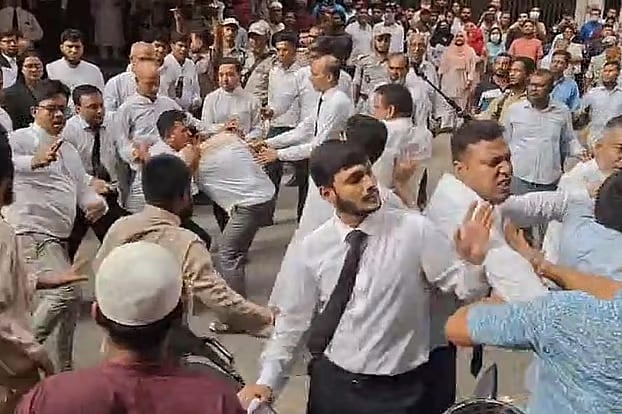 After Major (Retd.) Akhtaruzzaman's bail application was rejected, lawyers supporting Jamaat-e-Islami, who were protesting below the court building, were confronted by lawyers supporting BNP. This incident occurred on Sunday afternoon in the premises of Dhaka's CMM Court.