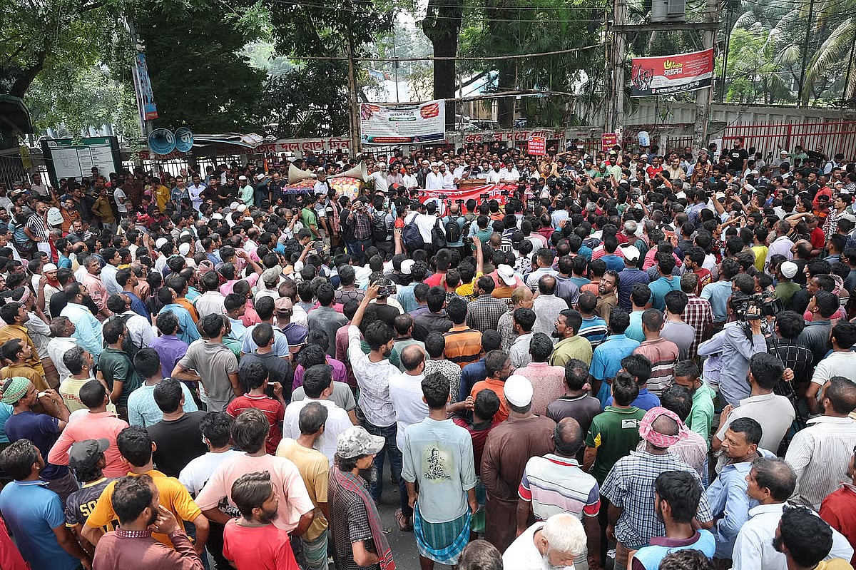 The battery-powered rickshaw drivers blocked the road in front of the National Press Club, halting traffic on the road for an hour on 5 October 2026.