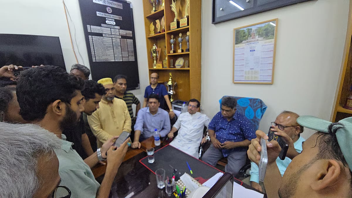 Rajshahi University administration officials in talks with protesting journalists at the office of the Shaheed Ziaur Rahman Hall provost, around 12:30 am on 5 October 2026.