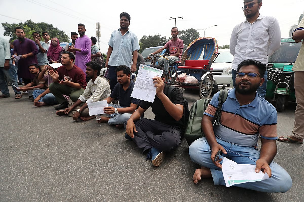 Job candidates gather at Manik Mia Avenue in Dhaka after the recruitment examination for assistant upazila youth development officers was cancelled. The incident occurred around 11:30am on Saturday.