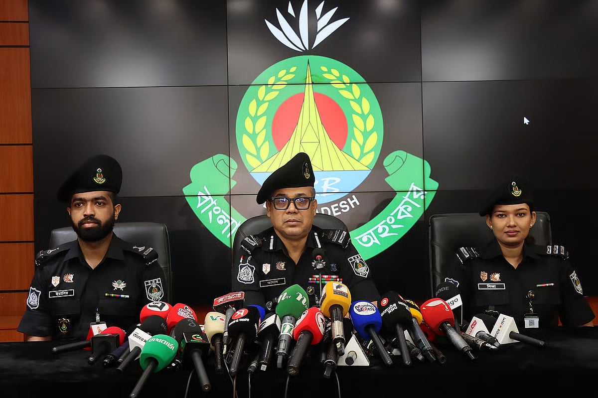 Commander of SRB-10 Battalion Md Asaduzzaman speaks at a press conference in Karwan Bazar, Dhaka, on Wednesday.
