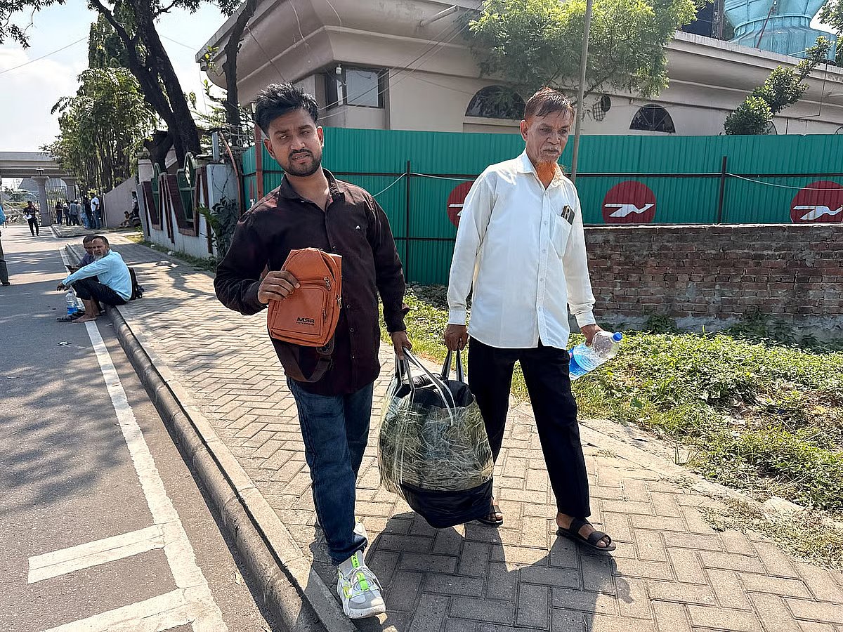 This young man (in a black shirt) from Chandpur learned at Hazrat Shahjalal International Airport that his flight to Saudi Arabia had been cancelled. He and his father then went to Biman’s Balaka office and booked tickets for a new date. 14 October