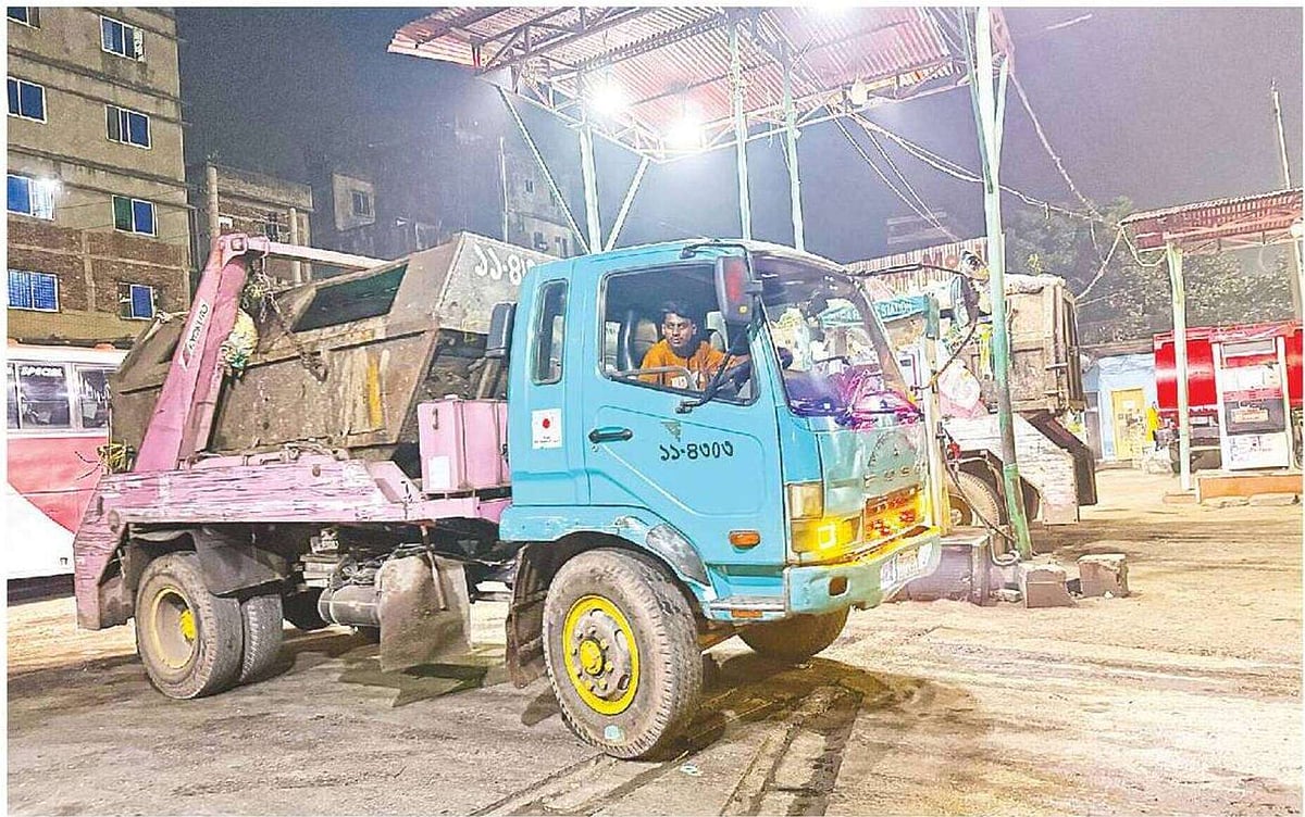 The vehicle has no authorised driver from the city corporation. An outsider, posing as the driver's assistant, had been driving it. After being caught, he fled without collecting any fuel from the pump. The scene took place at the city corporation's municipal filling station at Sayedabad Bus Terminal in the capital at 12:45 am on 5 October 2026. 