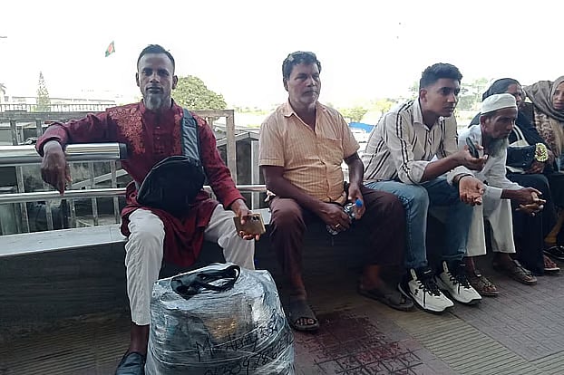 Migrant workers from various parts of the country have arrived at Hazrat Shahjalal International Airport in Dhaka to go to Saudi Arabia. However, due to flight cancellations and suspensions, they are unable to depart.