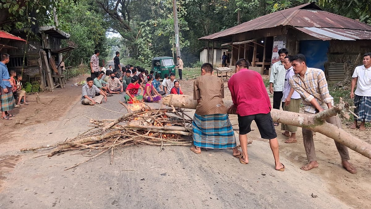 Protesters block the Rangamati-Khagrachhari road by placing tree trunks in the Dharmaghar area of Kutukchhari, Rangamati Sadar, on 24 October 2026.