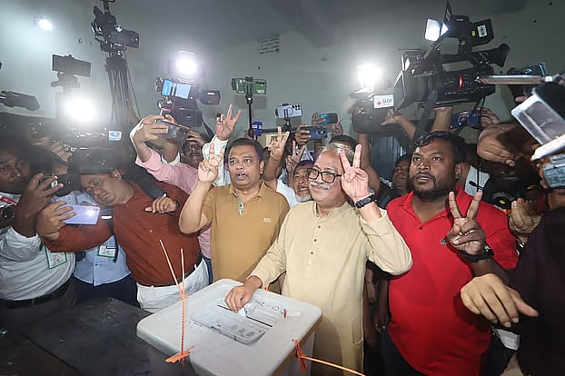 BNP candidate Mirza Faisal Amin flashes a victory sign after casting his vote in the Thakurgaon-1 by-election. Thakurgaon Government Girls’ High School polling centre, 28 Ocotber.