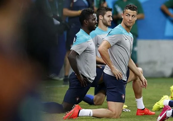 Portugal's Cristiano Ronaldo (R) looks on during team training at Arena da Amazonia stadium where Portugal will play against USA on June 22 during the Brazil 2014 World Cup, in Manaus June 21, 2014. Photo: Reuters
