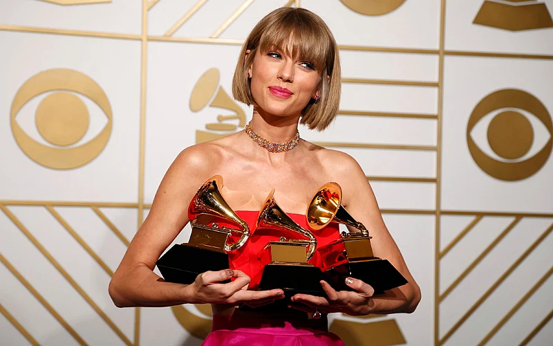 Singer Taylor Swift poses backstage with her awards for Best Music Video for `Bad Blood`, Album of the Year and Best Pop Vocal Album for `1989` during the 58th Grammy Awards in Los Angeles, California February 15, 2016R.S Photo: Reuters