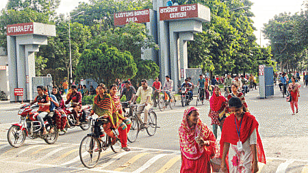 Workers coming home after work at Uttara EPZ