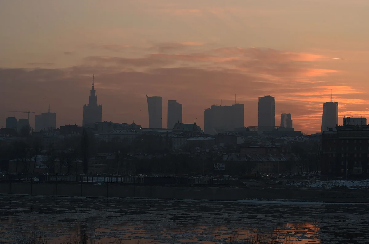 This file photo taken on 09 January, 2017 shows Poland's capital Warsaw shrouded in a thick layer of smog as coal and waste-fired home furnaces drive up air pollution to the highest levels recorded in years. Photo: AFP