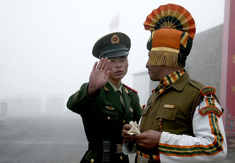 A Chinese soldier (L) next to an Indian soldier at the Nathu La border crossing between India and China in India’s northeastern Sikkim state.