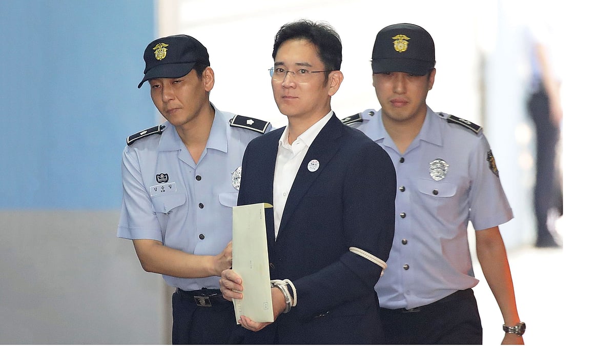 This file photo taken on August 25, 2017 shows Samsung Group heir Lee Jae yong (C)