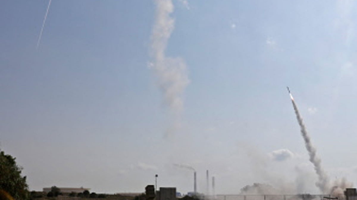 Israeli military launch a missile from the Iron Dome air defence system, designed to intercept and destroy incoming short-range rockets and artillery shells, from a position in the southern Israeli city of Ashkelon on 29 May  2018. Photo : AFP