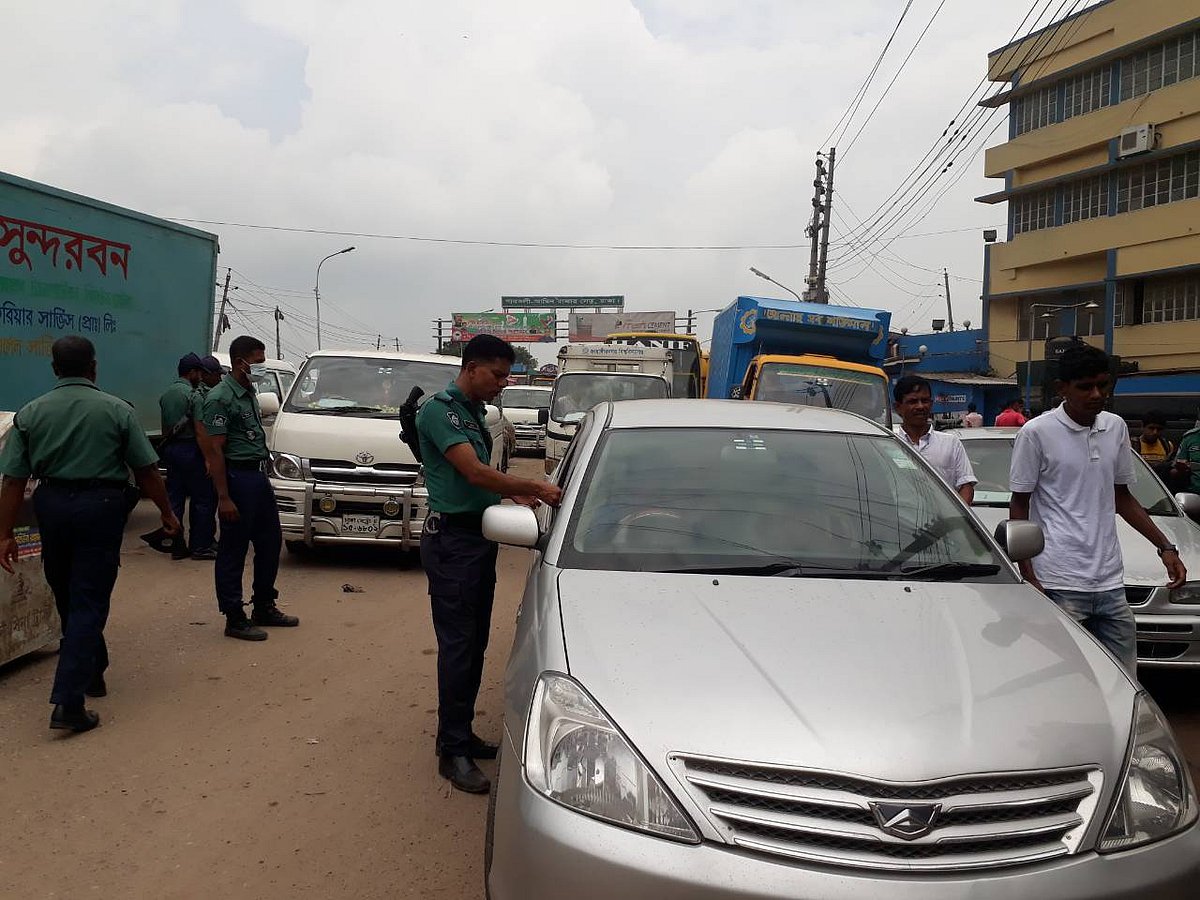 Police install check post in front of Parbat cinema hall in Gabtoli bus stand area of Dhaka to verify driving licences of the drivers on 4 August