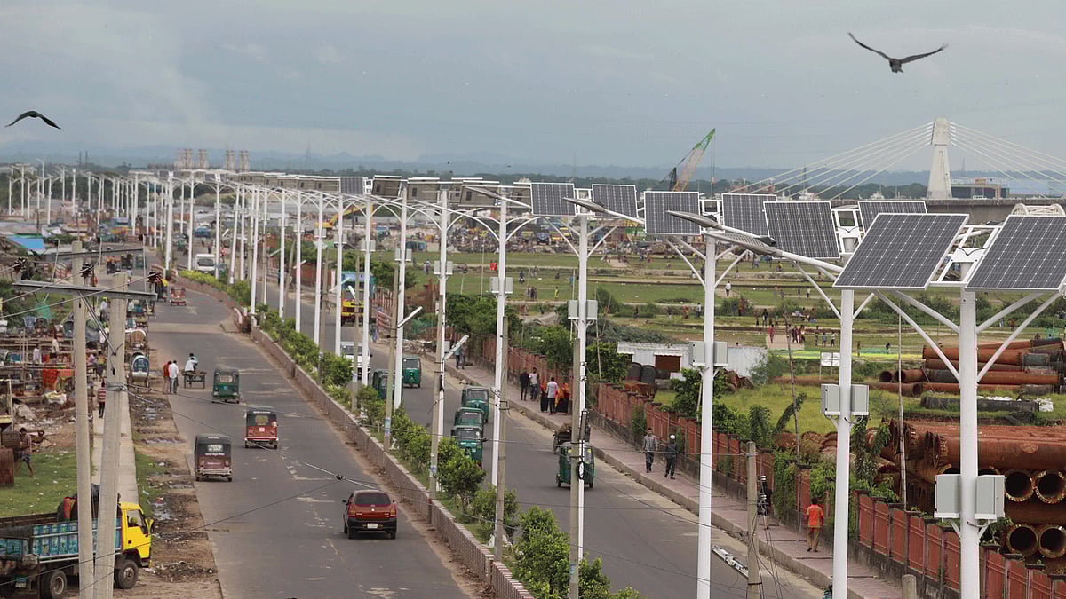 Solar street lights along Marinus Road, Chattogram