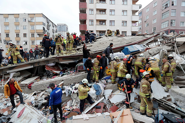8-storey apartment building collapses in Istanbul | Prothom Alo
