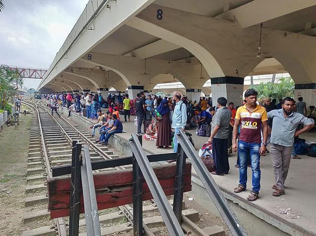 Passenger waiting at the Kamalpur railway station in Dhaka