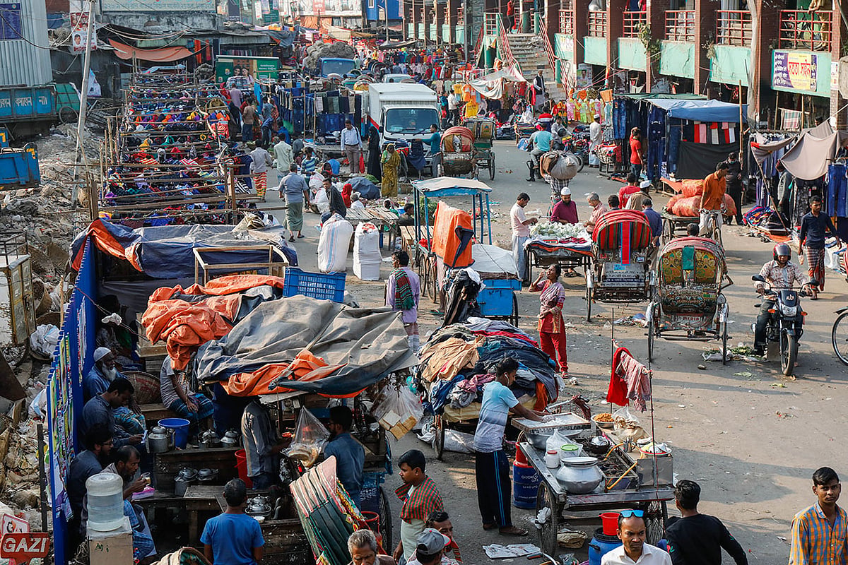 Mobile shops set up illegally on footpath and roads in Dhaka 