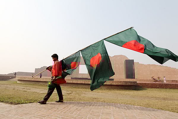 বিজয়ের মাস ডিসেম্বরে এলে লাল-সবুজের পতাকা পথে পথে ফেরি করে বিক্রির দৃশ্য চোখে পড়ে। রায়েরবাজারে শহীদ বুদ্ধিজীবী স্মৃতিসৌধের সামনে।