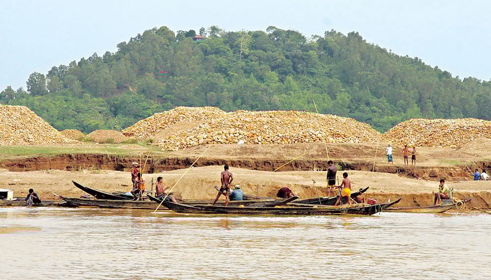 সিলেটের কানাইঘাট উপজেলার সীমান্ত নদী লোভাছড়ার উৎসমুখে গর্ত করে পাথর উত্তোলন।