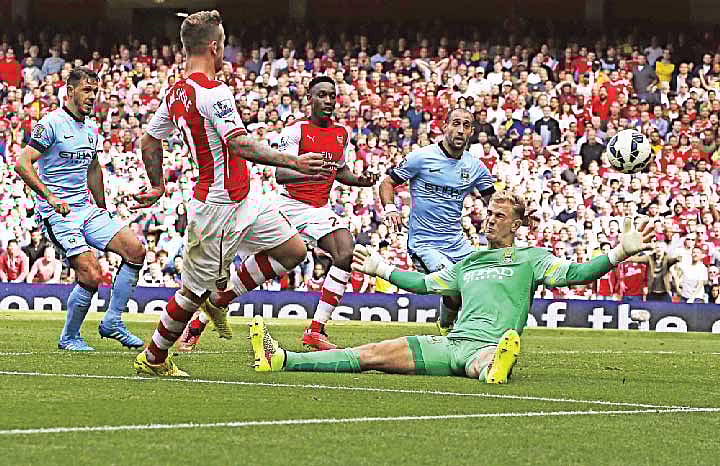 আর্সেনাল–সিটির লিগ লড়াইয়ে কীভাবে এক পাকিস্তানি ক্রিকেটার এসে পড়লেন