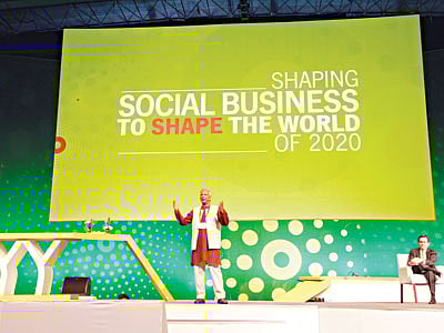 বিশ্ব সামাজিক ব্যবসা সম্মেলনে বক্তব্য দিচ্ছেন ড. মুহাম্মদ ইউনূস (বাঁয়ে)। মঞ্চে বসে আছেন মেক্সিকোর অর্থমন্ত্রী ইলদেফনসো গুয়াহার্দো ভিয়াররেয়াল l