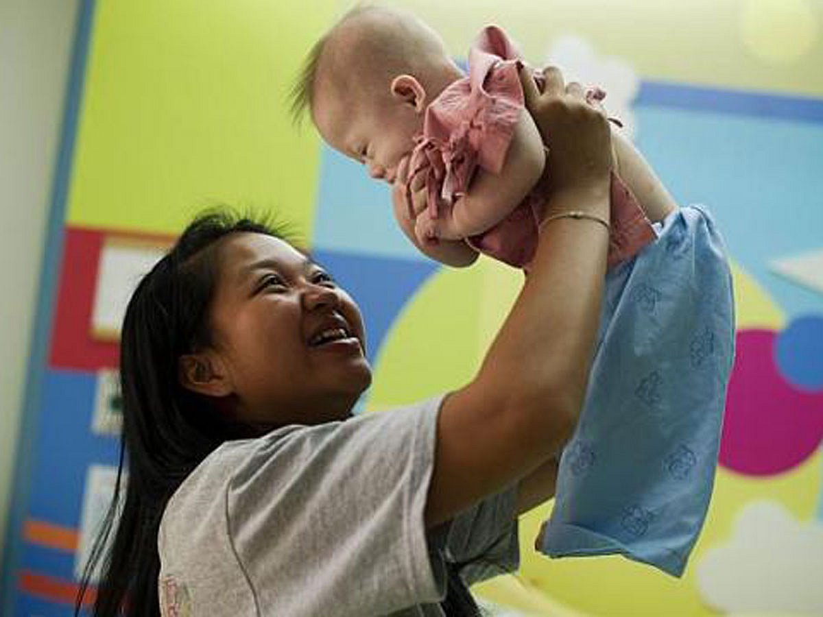 পাত্তারামন চানবুয়া নামের এক সারোগেট মা গ্যামি নামের শিশুটিকে জন্ম দেন, জন্ম থেকেই ডাউন সিন্ড্রোমে ভুগছে শিশুটি (ছবিটি গত বছরের আগস্টে তোলা)