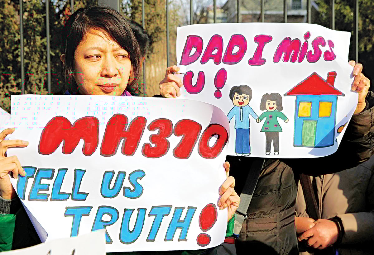 চীনের বেইজিংয়ে মালয়েশিয়ার দূতাবাসের বাইরে এমএইচ ৩৭০ ফ্লাইটের যাত্রীদের স্বজনেরা