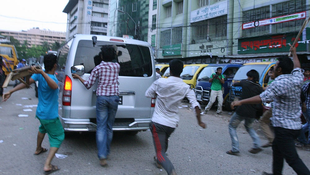 খালেদা জিয়ার গাড়িবহরের একটি গাড়িতে হামলা চালানো হয়। কারওয়ান বাজার, ঢাকা, ২০ এপ্রিল, ২০১৫