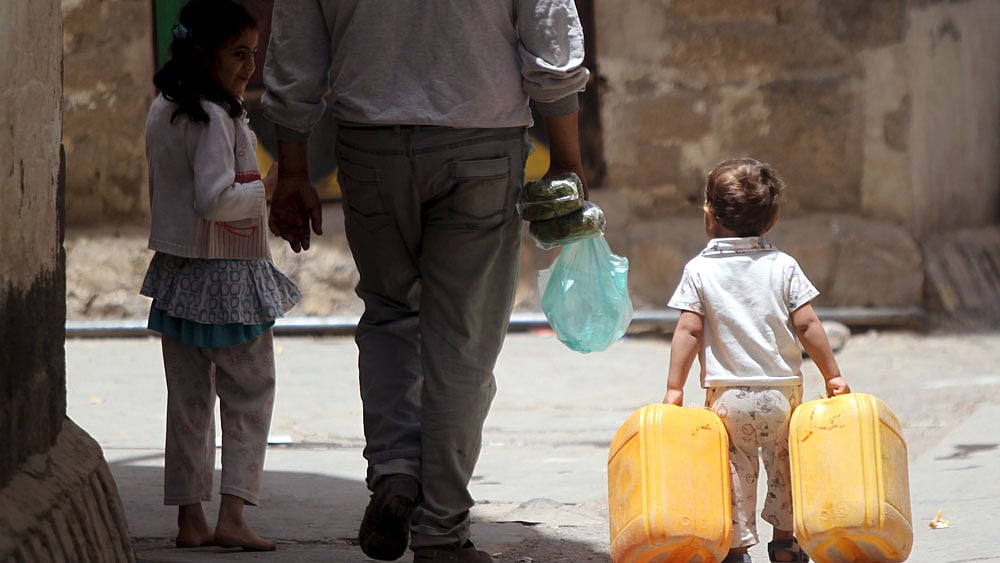যুদ্ধবিধ্বস্ত ইয়েমেনের রাজধানী সানায় সুপেয় পানির তীব্র সংকট চলছে। এ অবস্থায় খাবার পানি সংগ্রহে পাত্র নিয়ে ছুটছে এক শিশু